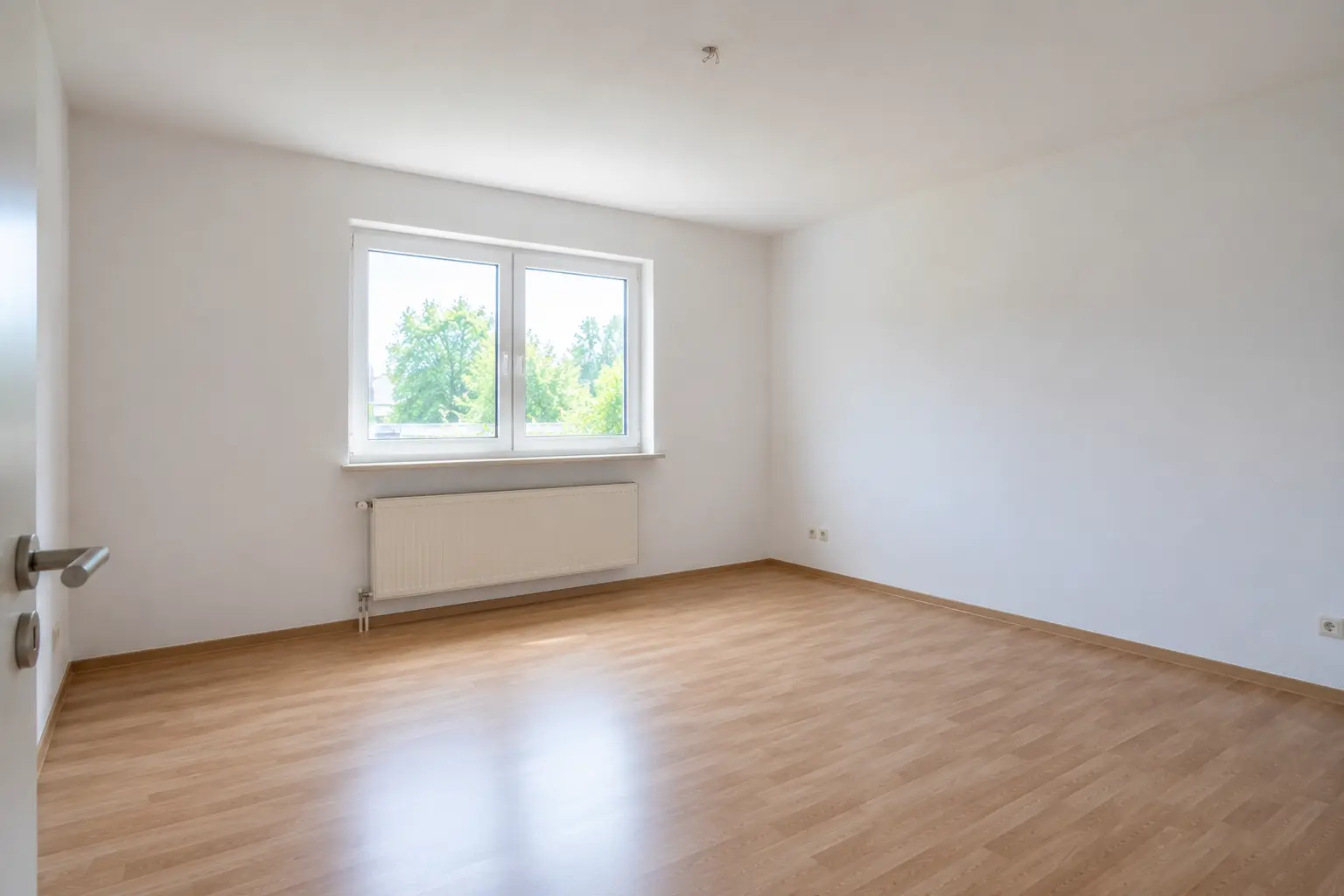 Heller Wohnraum mit großem Fenster in einer Kaufimmobilie in Saarbrücken