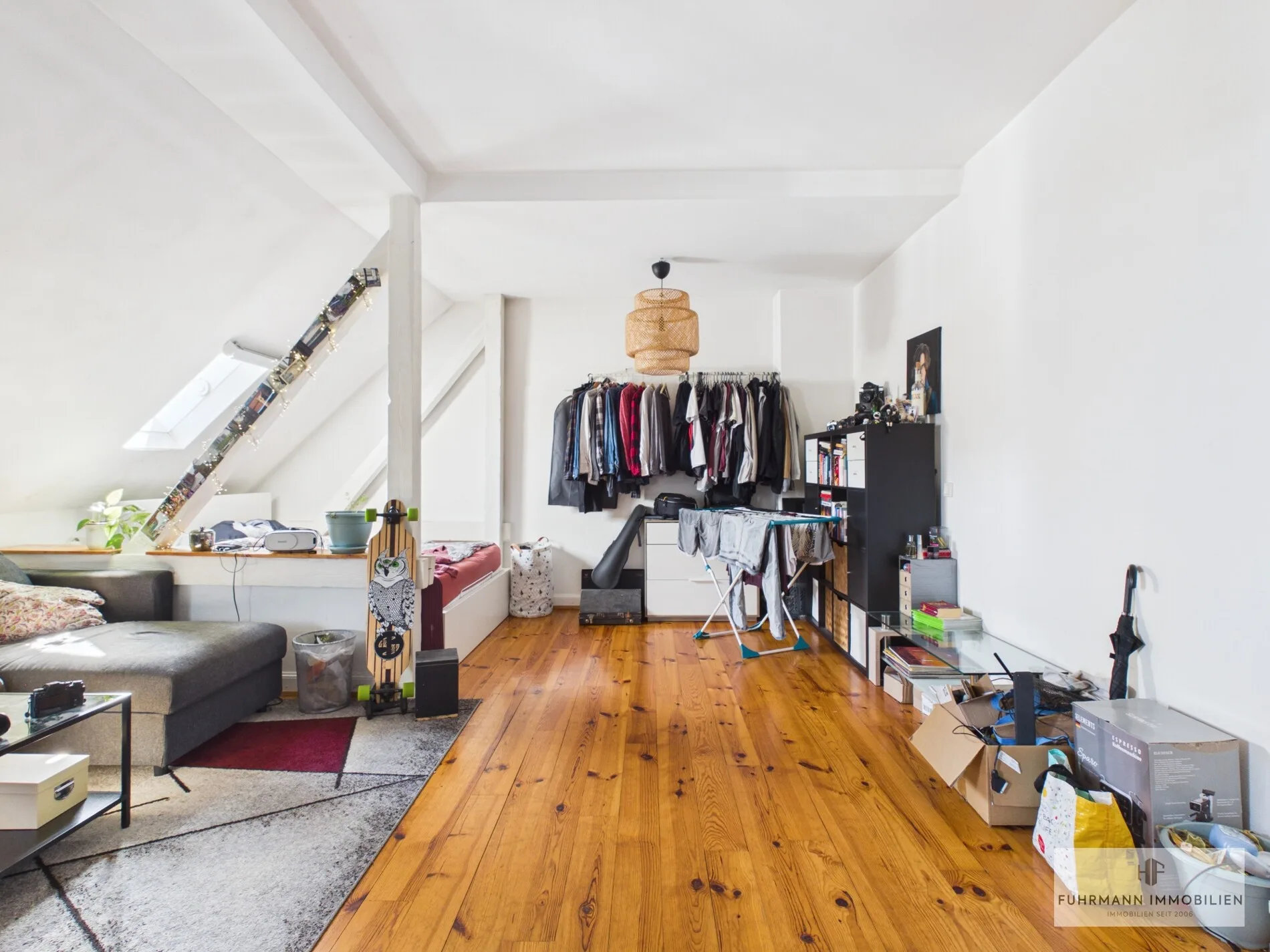 weitläufiges Schlafzimmer